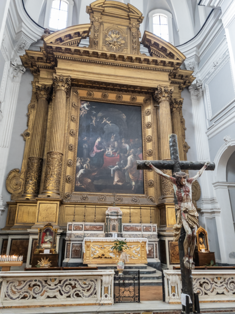 Tela decorante il duomo che rappresenta la crocifissione.