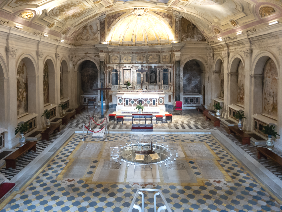 Pavimento in maiolica colorata alternata da lastre tombali nella cripta della Basilica di Napoli.