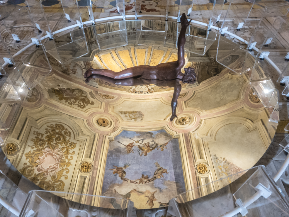 Specchi e illusioni ottiche nella Basilica di Napoli.