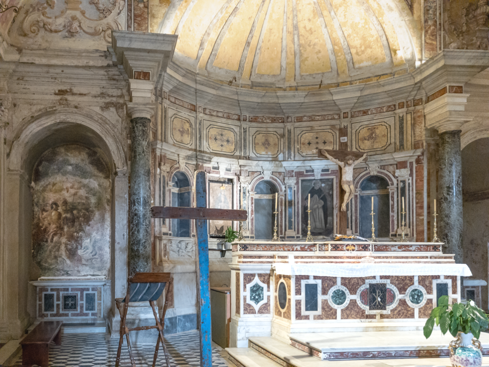 Affresco della Madonna nella cripta della Basilica di Napoli.