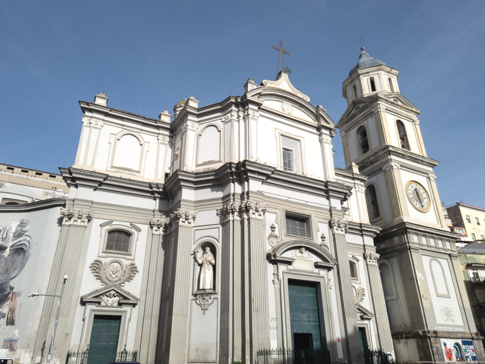 Facciata della basilica con decorazioni in stucco del settecento nel quartiere sanità.