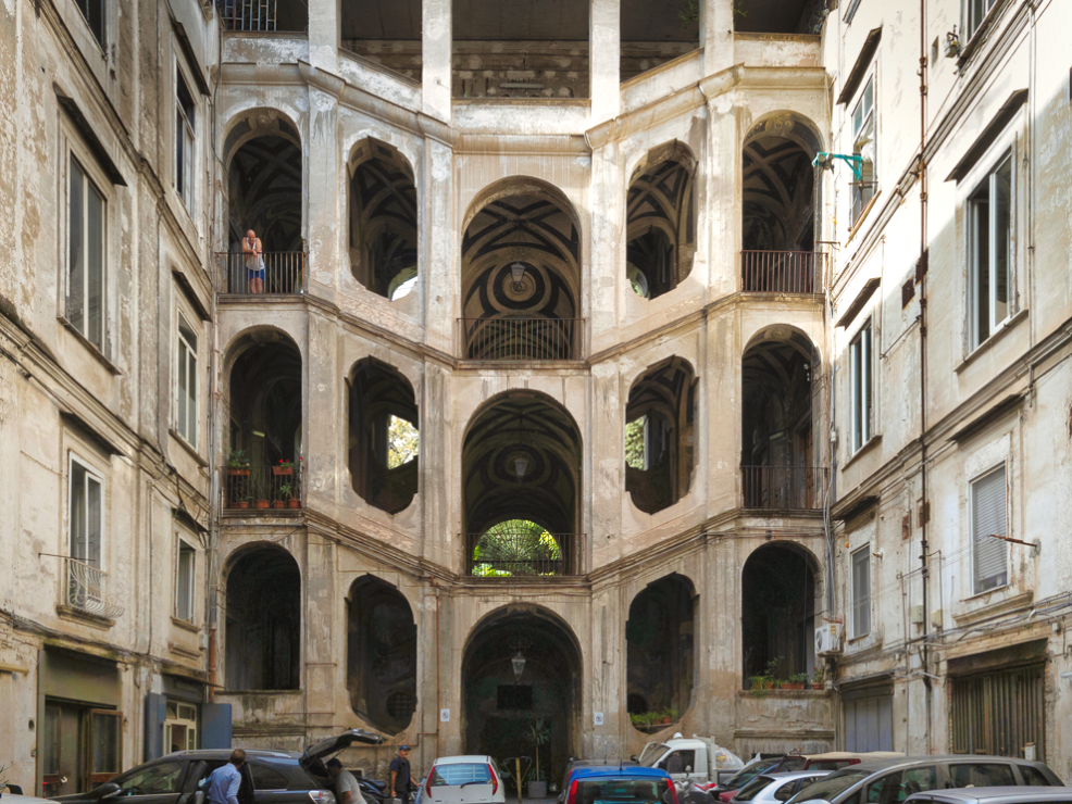 Un edificio con numerosi archi e finestre a Napoli, palazzo Sanfelice.