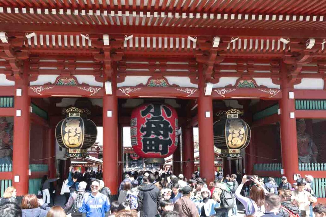 Tempio di Senso-ji di Tokyo col favoloso portale rosso con tre lanterne gifganti.