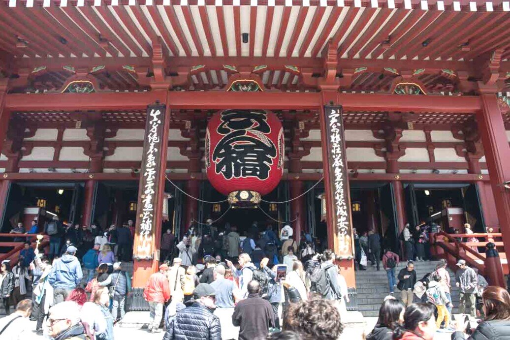 La Porta del Tesoro, conduce alla sala principale del tempio di Kannon, con una grande lanterna di carta al centro e altre due ai lati.