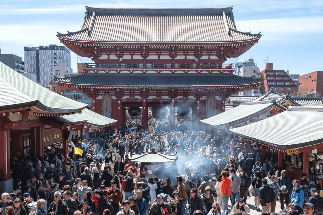 Il piazzale di Sensoji avvolta dal fumo proveniente dal bruciatore di incenso situato di fronte al tempio