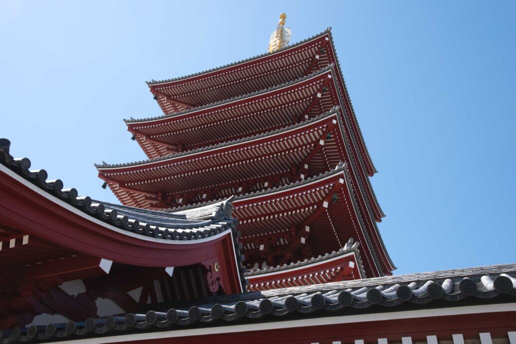 Dettaglio architettonico della pagoda a 5 piani del tempio Senso-ji.