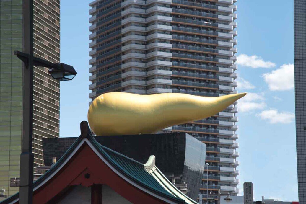 Il Super Dry Hall di Asakusa è Il Super Dry Hall di Asakusa grattacelo con in cima una scultura che simula la schiuma della famosa birra locale la Ashai.