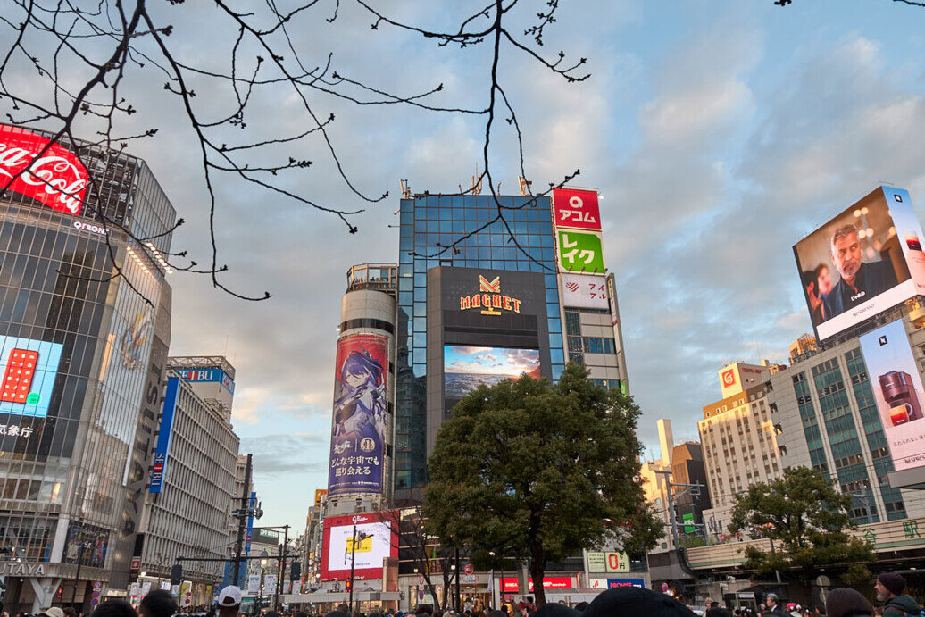 Piazza di Tokyo circondata da grattaceli.