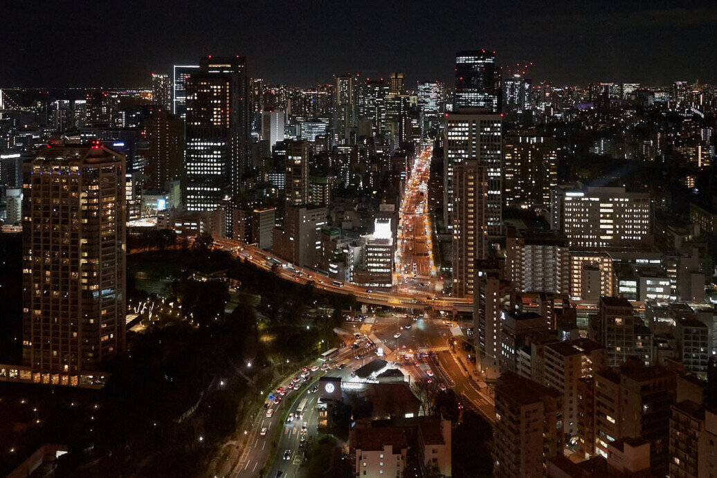 Strade illuminate e grattaceli visti dalla Tokyo Tower.