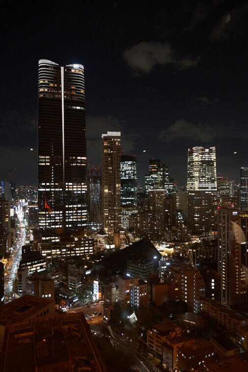 Grattaceli illuminati di notte visti dalla Tokyo Tower.