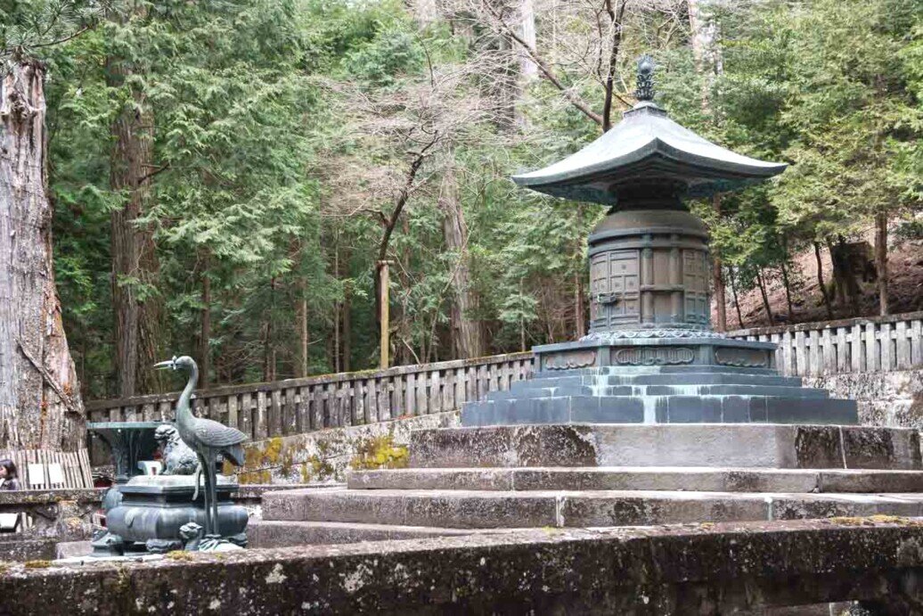 Una pagoda giapponese nel bosco nel Santuario Toshogu_Yomei_Tomba.