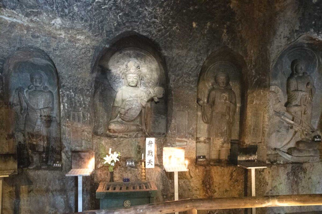 Grotta di Benten-Kutsu con la sua immagine scolpita nella roccia.