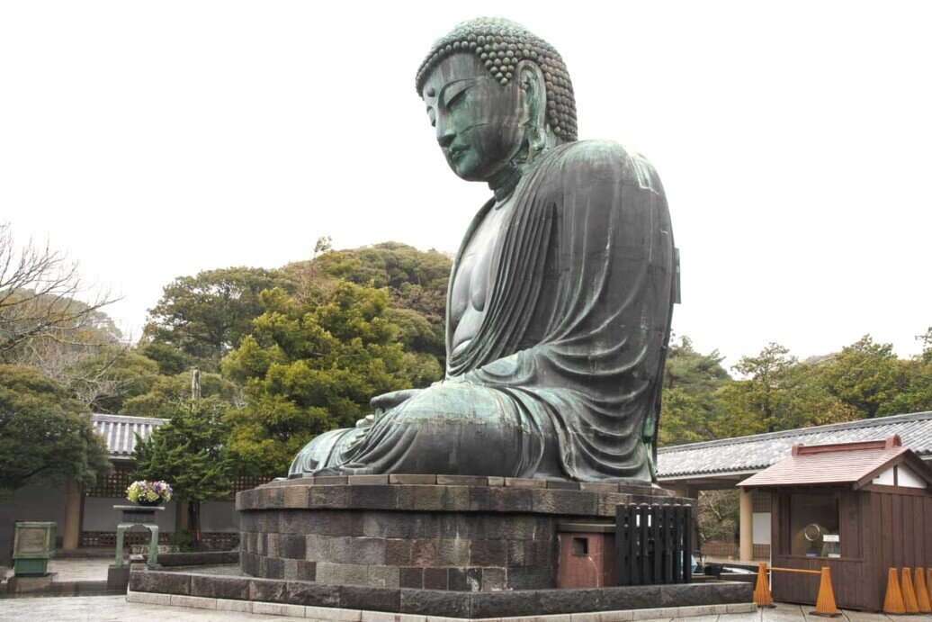 Il grande buddha di Kamakura interamente in bronzo che ha resistito ai secoli. 