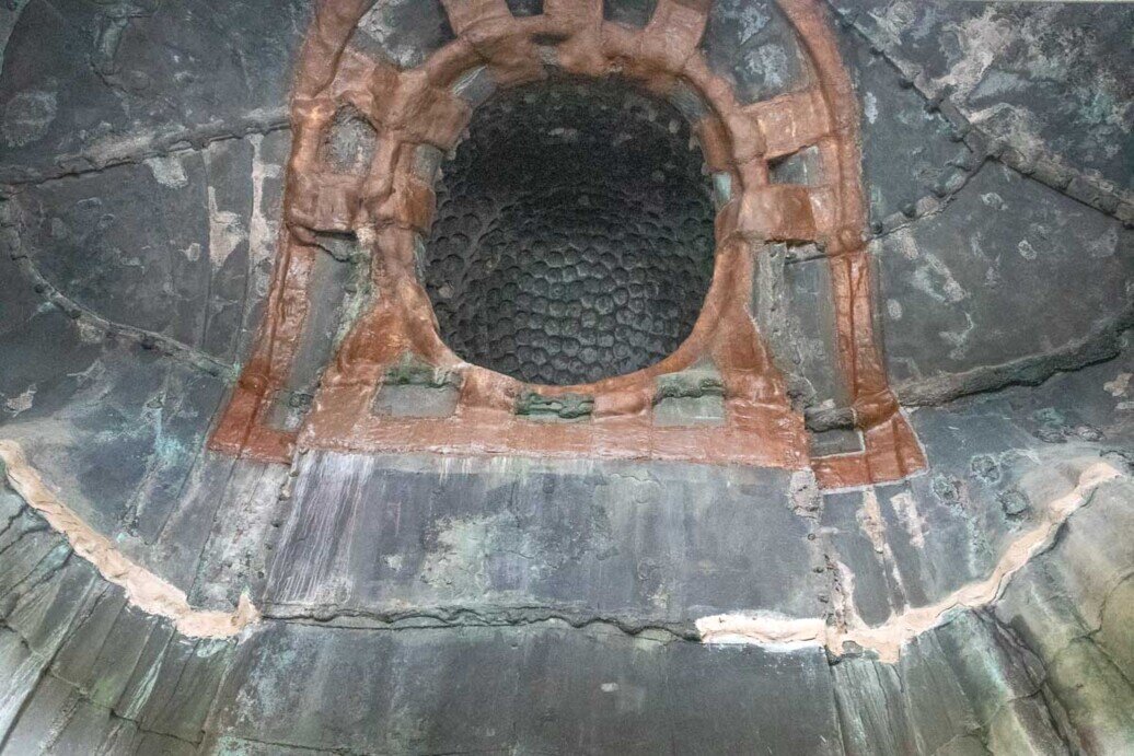 L'interno del grande buddha di bronzo di Kamakura.