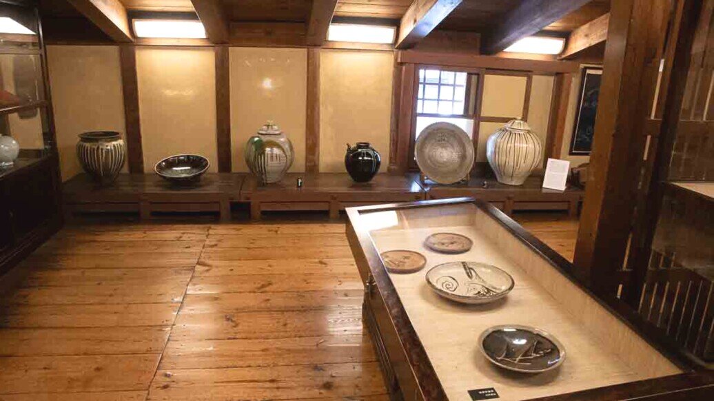  Antiche ceramiche di Hida esposte nella casa Kusakabe a Takayama