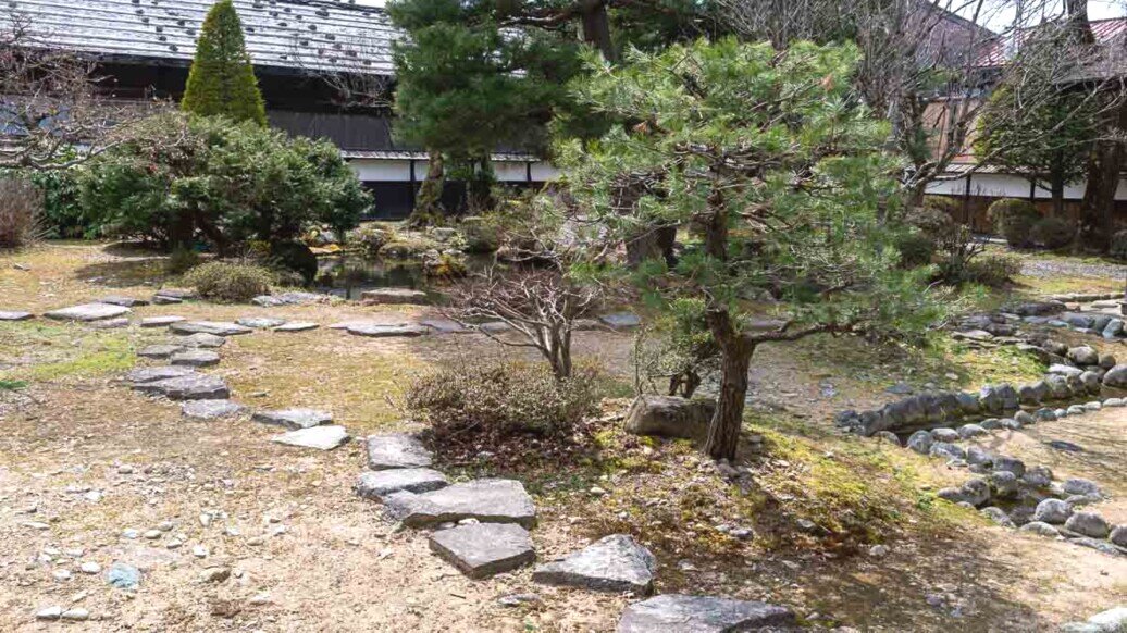 Takayama-jinya ha molte stanze che danno accesso ad un giardino con alberi.