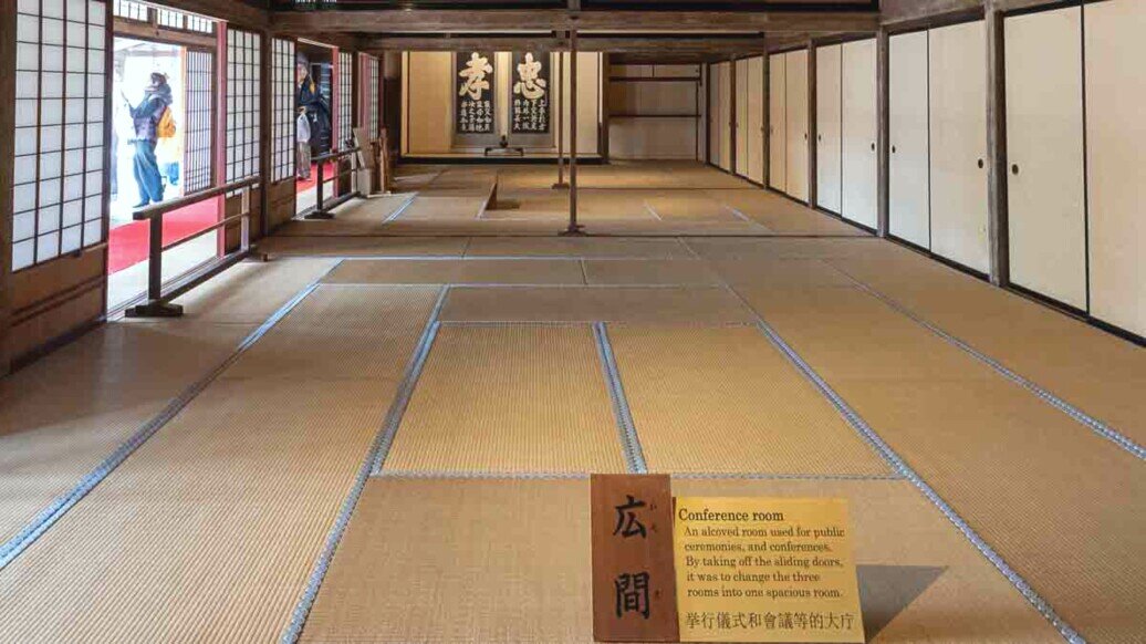 Questa è la stanza più grande di Takayama Jinya con pavimento in tatami nessun arredo pareti in legno spesso scorrevoli utili per cambiare gli ambienti