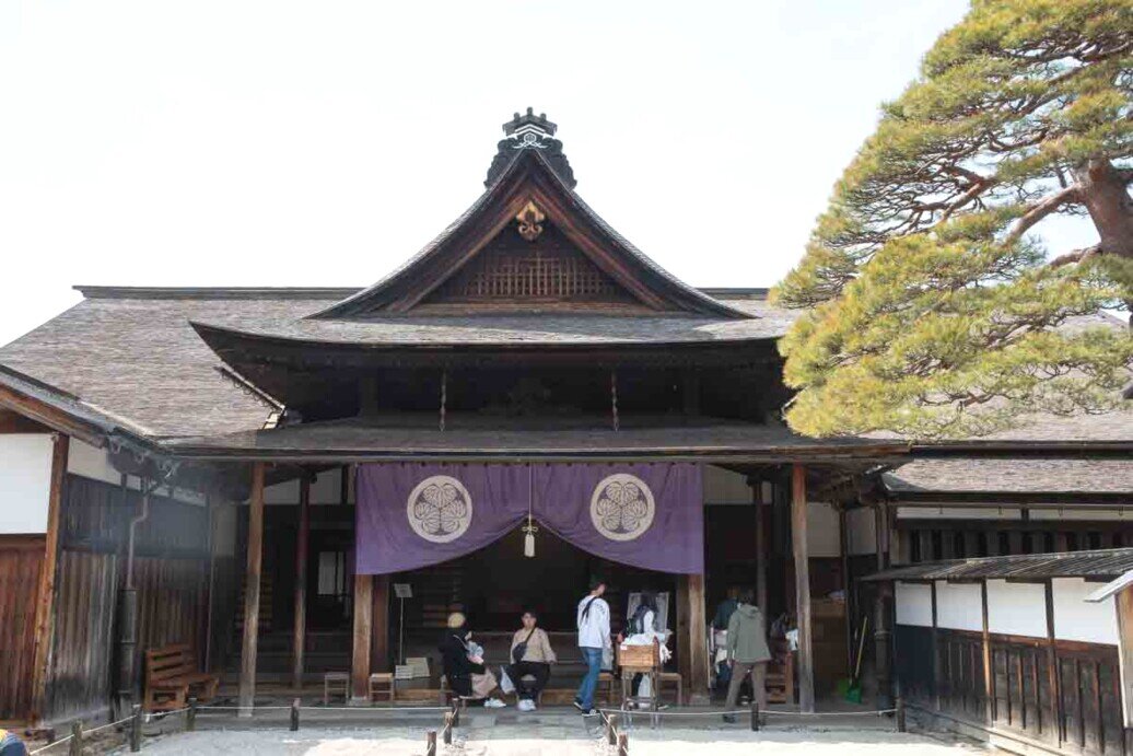 Takayama-jinya, l'edificio storico caratterizzato da da una grande tenda viola con lo stemma Tokugawa