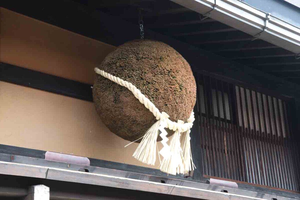 I sugidama-ossia le sfere di aghi di cedro appese all'esterno di una distilleria di sake