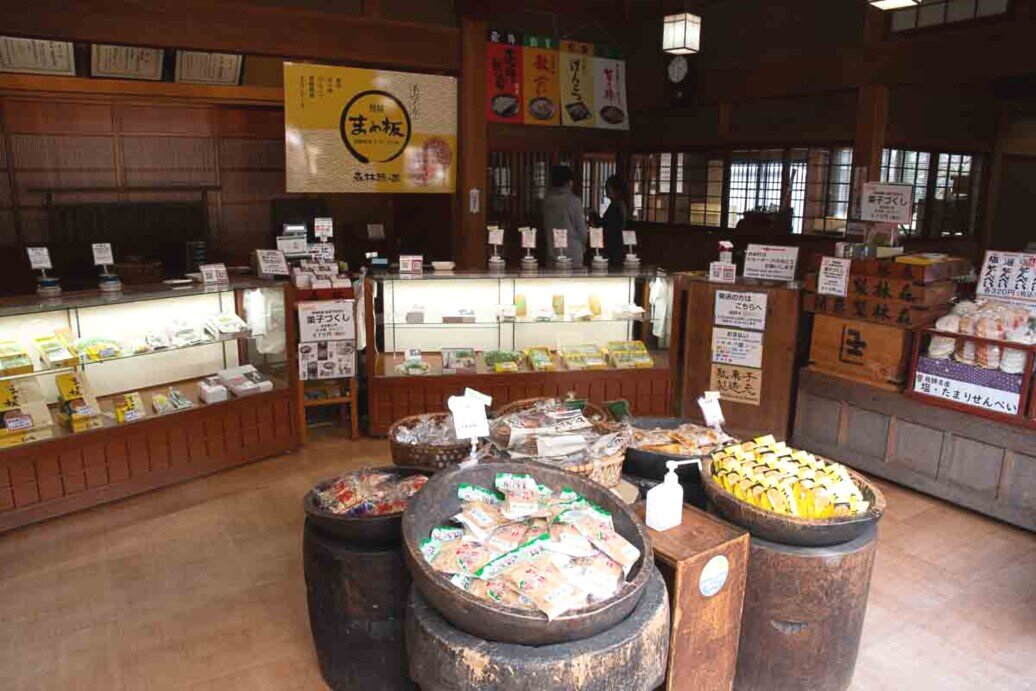 Negozio di alimentari in un antico locale di Takayama