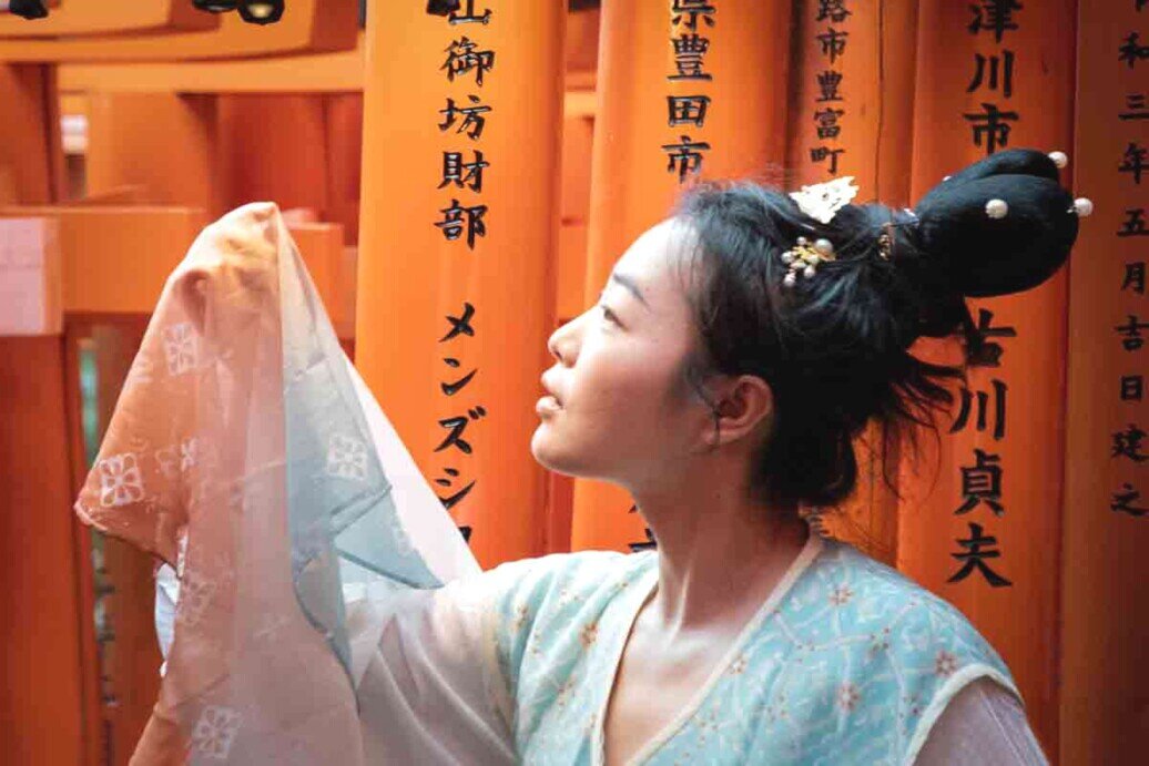 Primo piano di una Gheisha nel tempio di  Fushimi Inari-Taisha