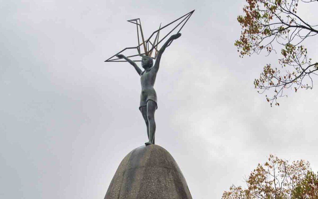 Hiroshima_statua dedicata alla piccola Sasaki Sadako morta successivamente all'esplosione della bomba atomica.