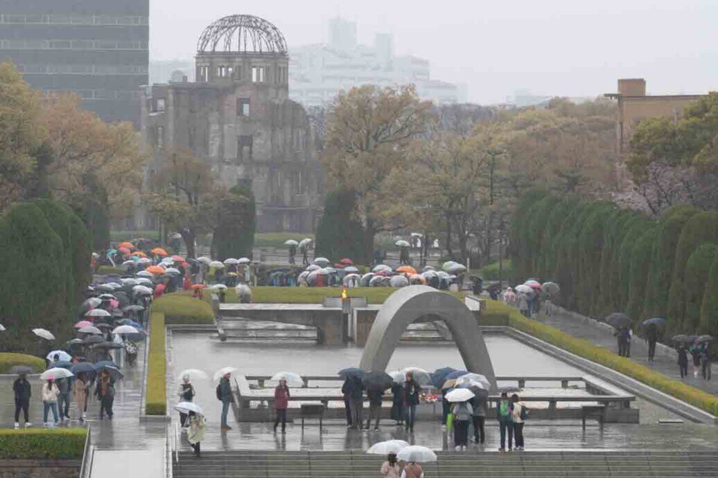 Hiroshima scorcio dall'alto del laghetto della pace in una giornata uggiosa.