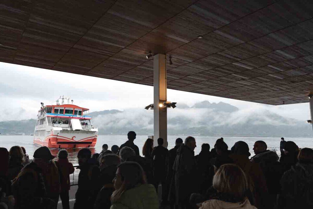 Tanta gente che aspetta il traghetto per l'Isola di Miyajima.