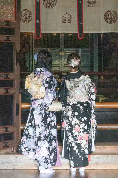 Due ragazze in Kimono nel tempio di Kiyomizu-dera.