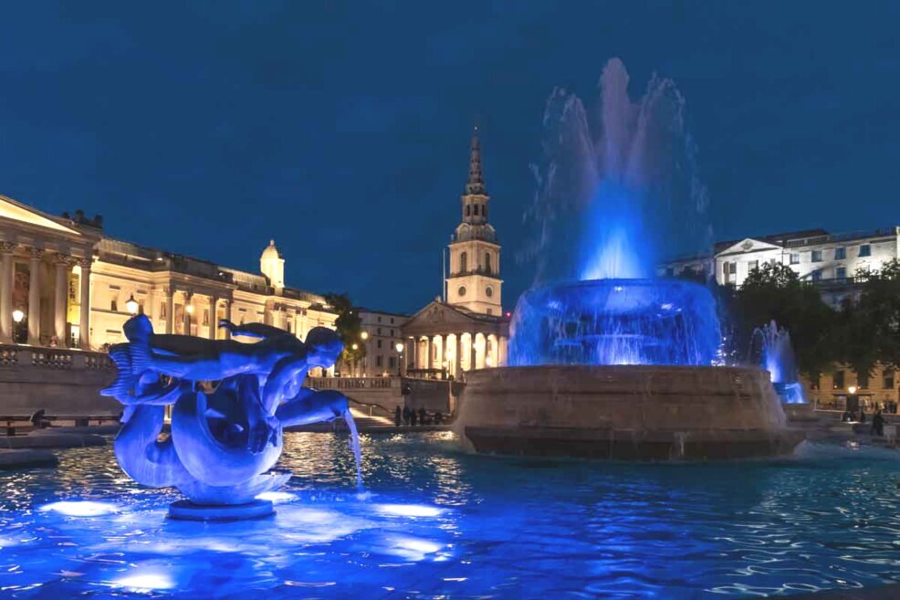 Una statua che zampilla acqua e una fontana a Trafalgar Square