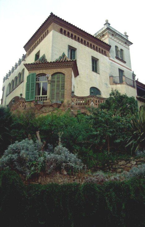 Nel 1906 , Antoni Gaudí si stabilì nella casa del Park Güell con suo padre  e con sua nipote. Gaudí visse in questa casa per quasi vent'anni della sua vita, periodo in cui lavorò ai suoi grandi progetti e, dal 1914, esclusivamente nella costruzione della Sagrada Familia.