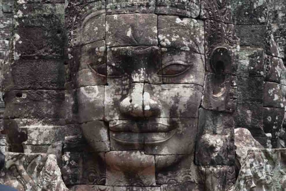 Un viso scolpito nella roccia a forma di torre nel Tempio di Bayon.