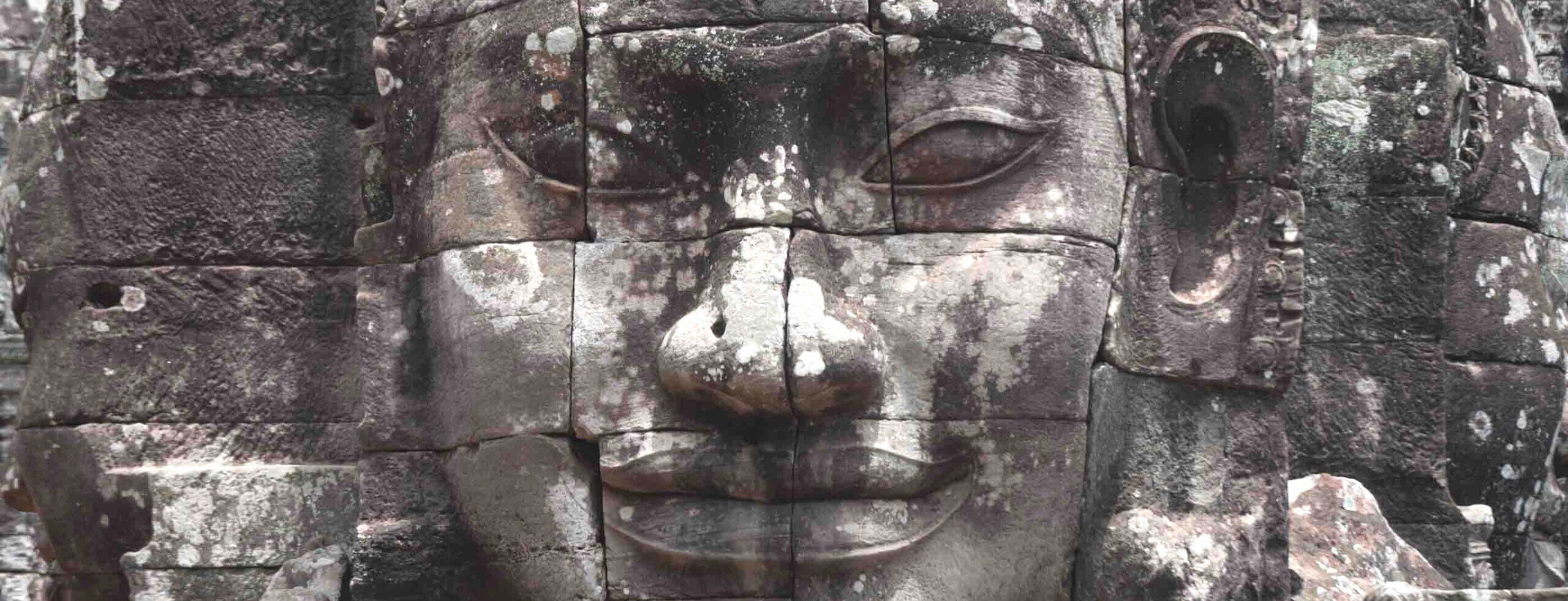 Naso occhi e bocca scolpiti sulla roccia al tempio di Bayon in Cambogia.