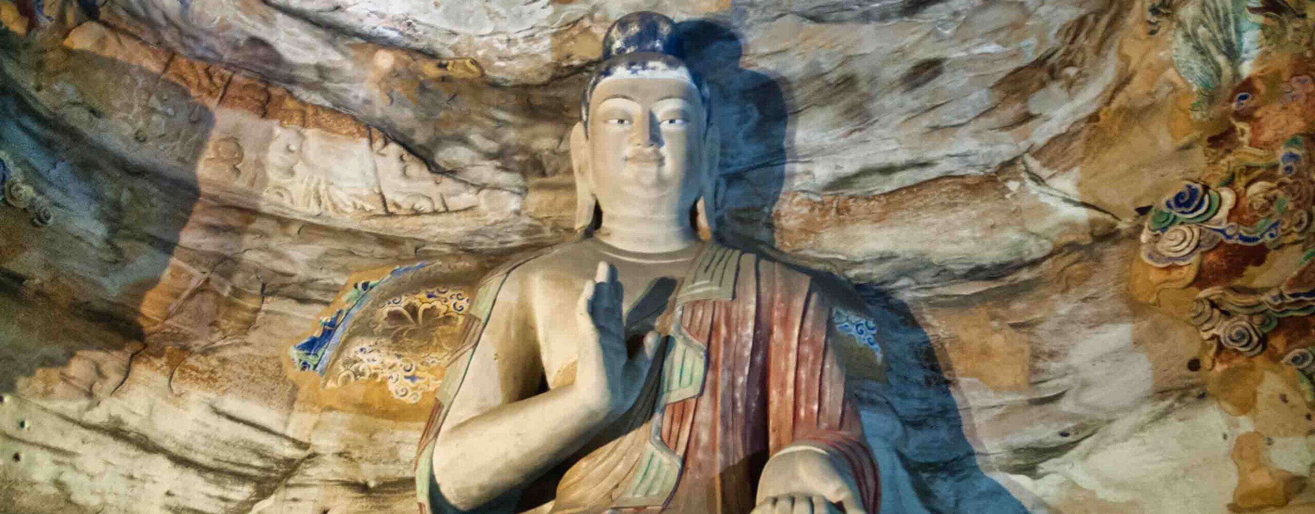 Busto di un buddha con mano alzata nella Grotta di Yungang