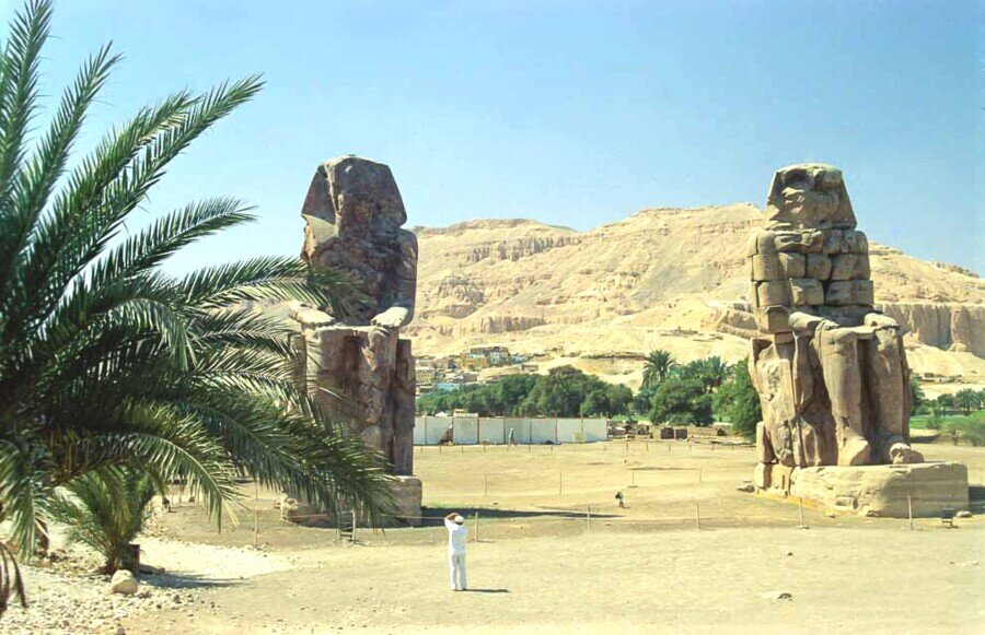 due enormi statue di pietra del faraone Amenhotep III alte 18 metri