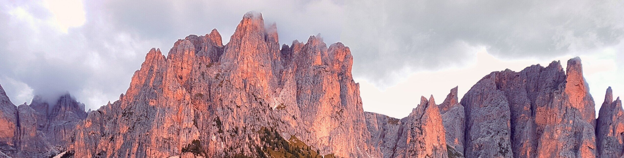 Cime delle Dolomiti alla luce del tramonto