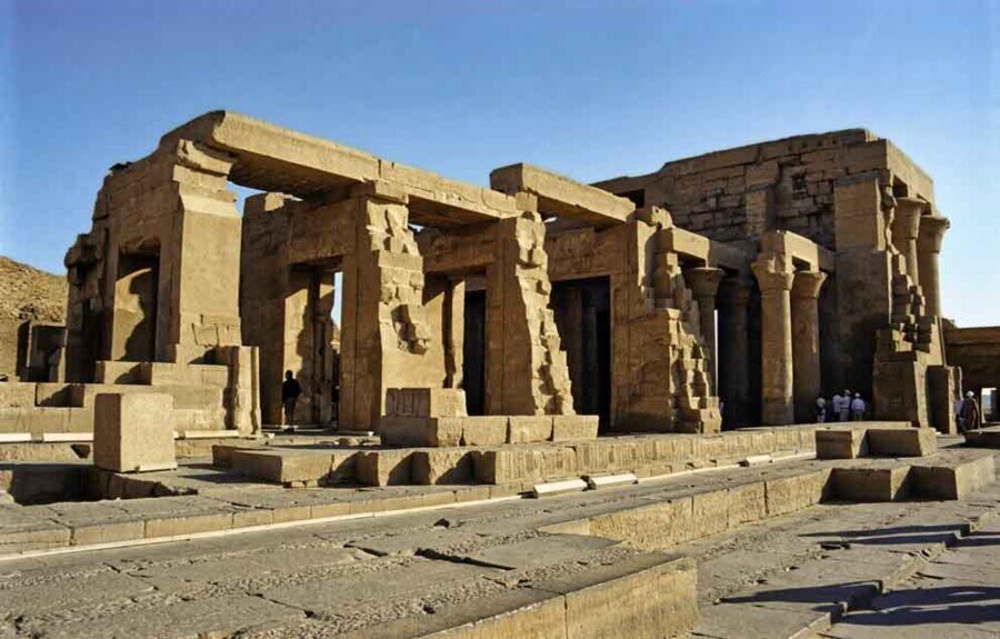 Il tempio di Kom Ombo in Egitto, con il suo maestoso complesso di colonne e statue, è un'opera d'arte architettonica