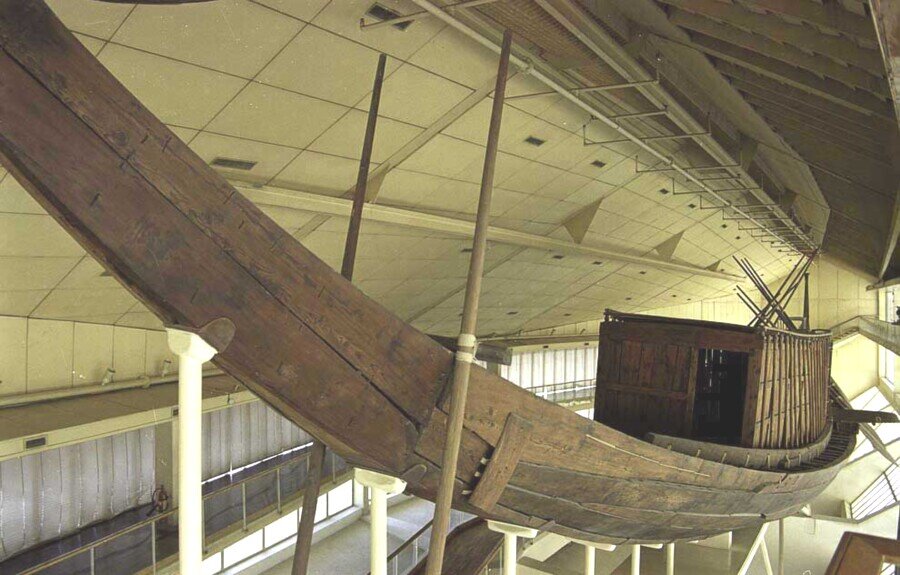Antica barca rudimentale con profilo molto allungato che serviva a trasportare la salma del faraone attraverso il Nilo fino alla piramide.