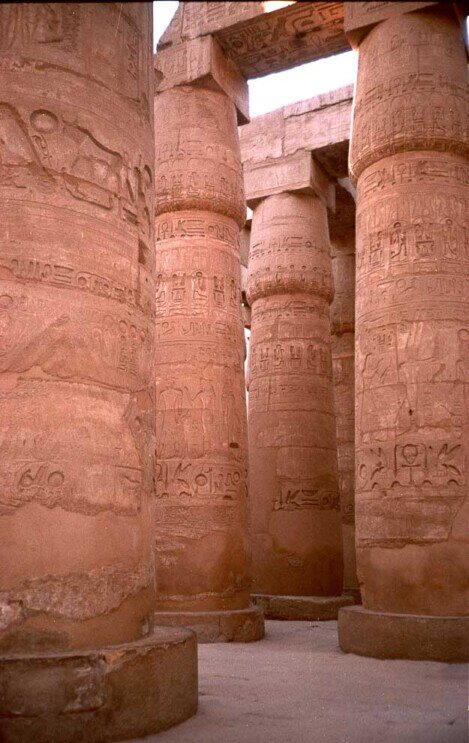 Alte colonne con incisioni nel tempio di Karnak dedicato al dio Amon.