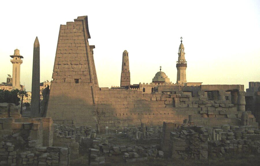 Muro esterno del Tempio di Luxor con visibile una più recente moschea.