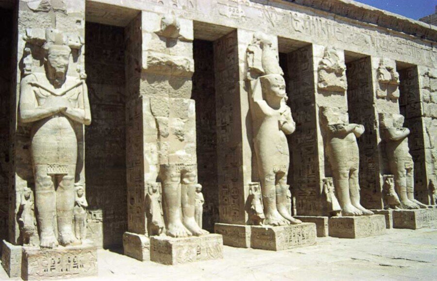 Colonne con statue in altorilievo di Ramses III nel tempio di Medinat Habu