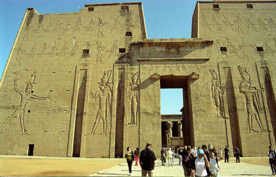 Tempio dedicato al dio falco Horus le cui incisioni sono presenti sulla imponente facciata d'ingresso.