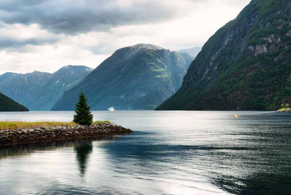 Vista del fiordo di Geiranger visto dal villaggio di Hellesylt 