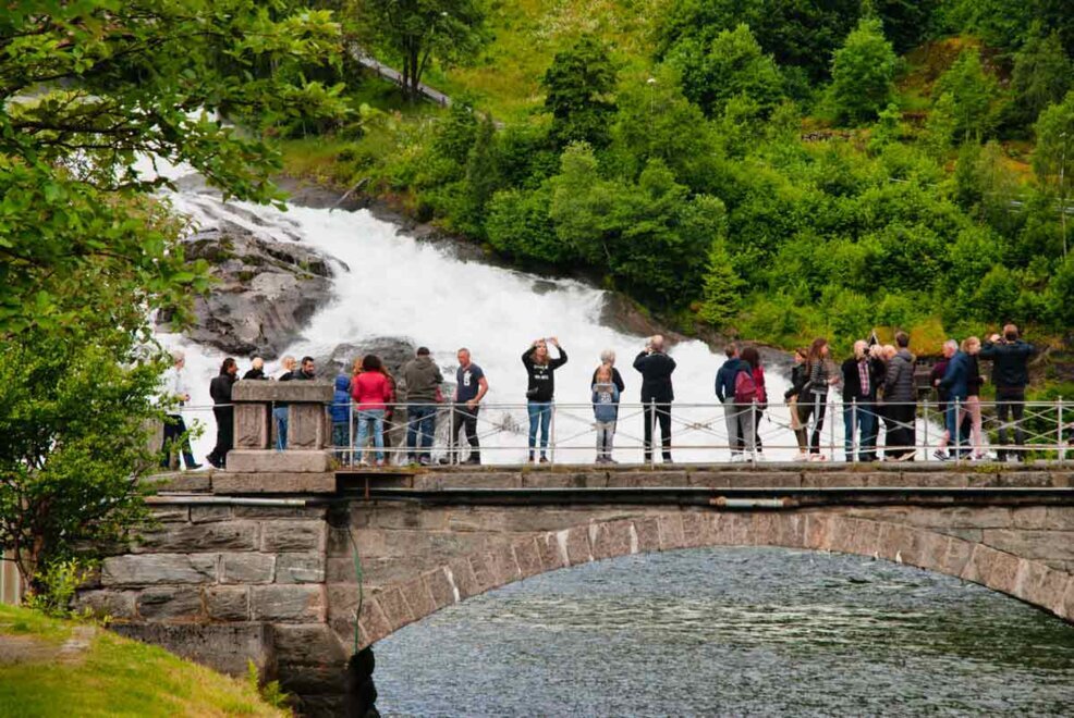 Uno dei due ponti del 900 di Hellesylt attraverso il quale affluisce l'acqua di una cascata.