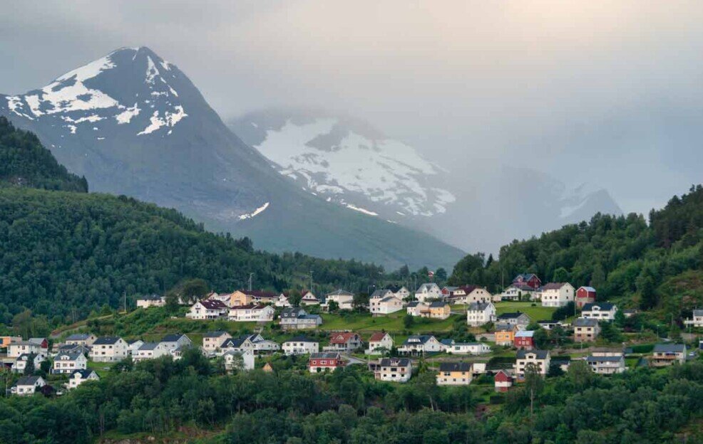 vista panoramica del villaggio di Stranda incastonato fra le montagne lungo il fiordo di Geiranger