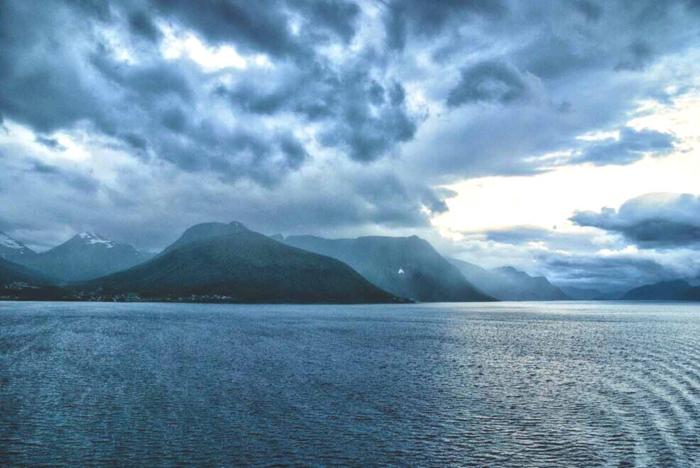 Un cielo plumbeo sulla costa montuosa del Geiranger Fjord Norvegia.