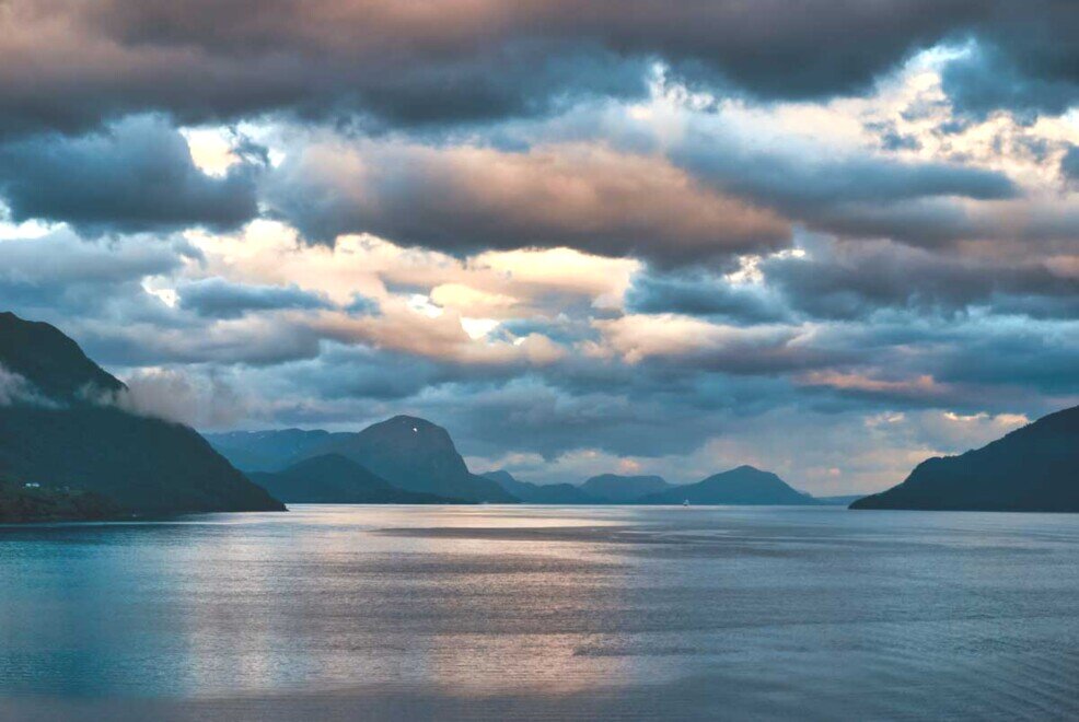 il cielo nuvoloso che avvolge il Geirangerfjord in un'atmosfera magica