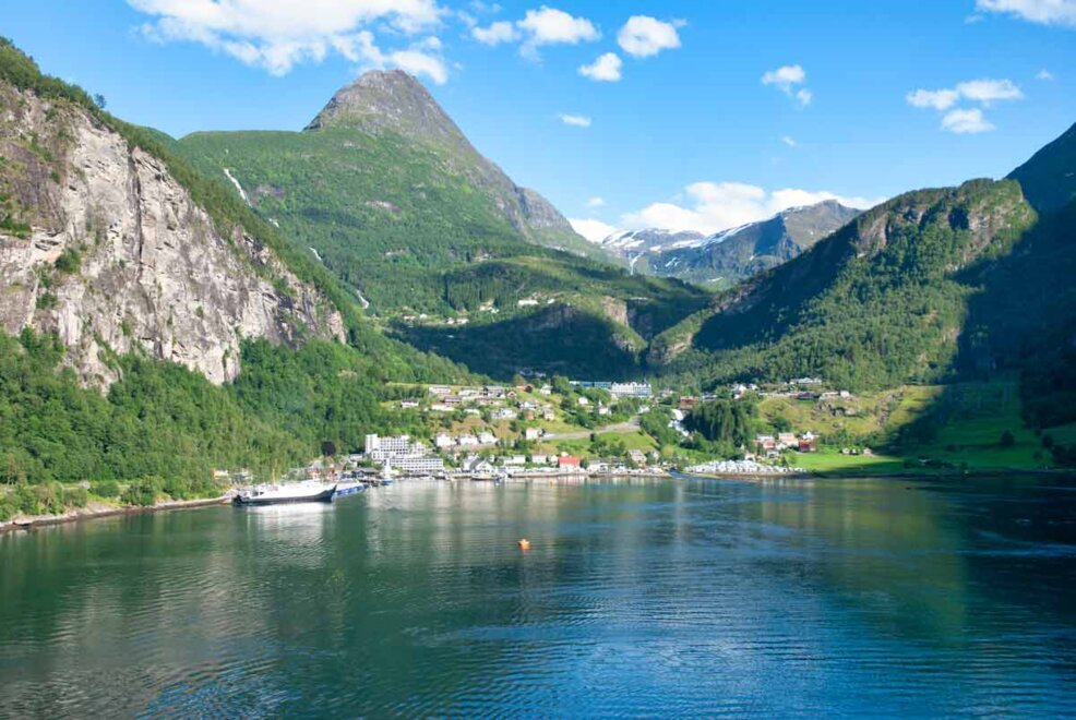 In fondo al mare blu, il porto di Geiranger, incastonato fra le montagne.