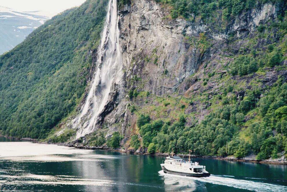 Percorrendo il Gerangerfjord dal costone di una montagna a picco scorre una cascata impetuosa fino al mare.