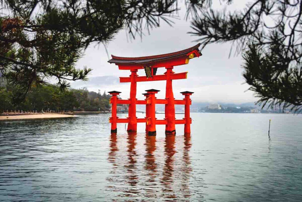 Un grosso portale si erge dal mare nell'Isola di Miyajima